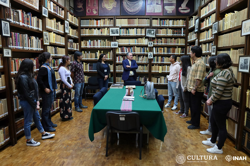 La visita inició con una bienvenida dada a los universitarios por el etnohistoriador Baltazar Brito Guadarrama, titular de la BNAH. Foto Gerardo Peña. INAH