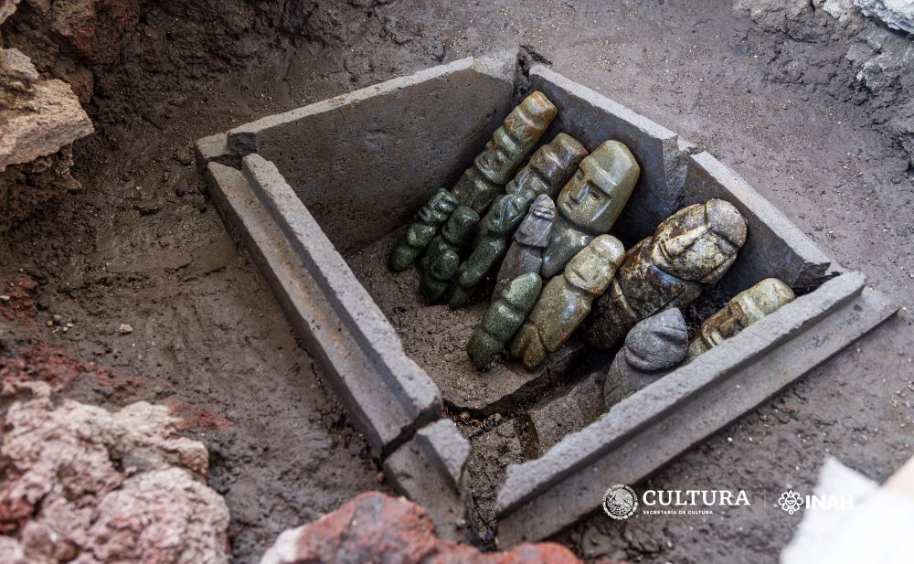 Vista oblicua de las figuras antropomorfas de estilo Mezcala. Fotografía de Mirsa Islas, Cortesía del Proyecto Templo Mayor.