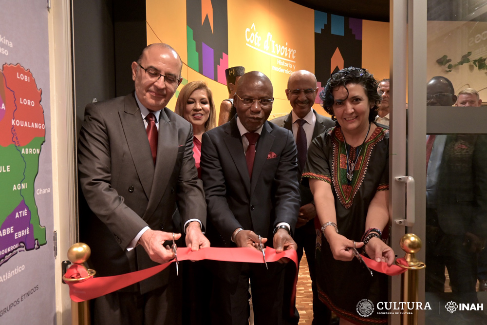 De la SRE, José Octavio Tripp Villanueva; el embajador de Costa de Marfil en México, Ly Djérou Robert; y la directora del MCC, Karla Peniche. Foto Melitón Tapia. INAH