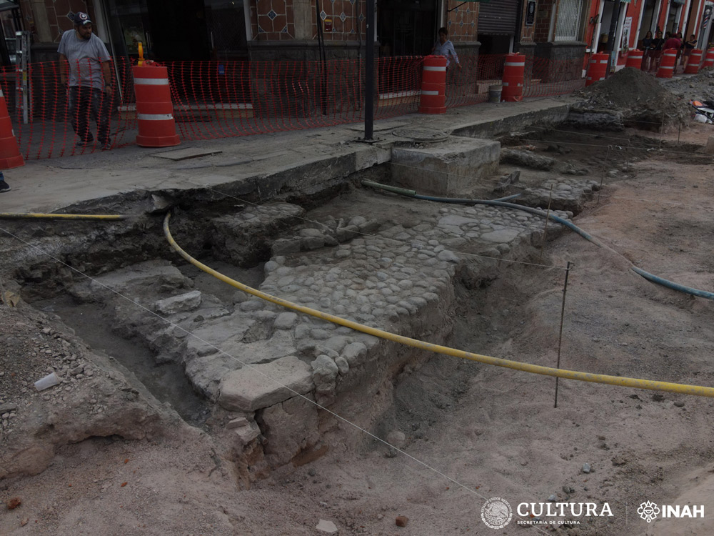 El INAH localiza vestigios del empedrado histórico de la ciudad de Puebla. Foto Centro INAH Puebla.