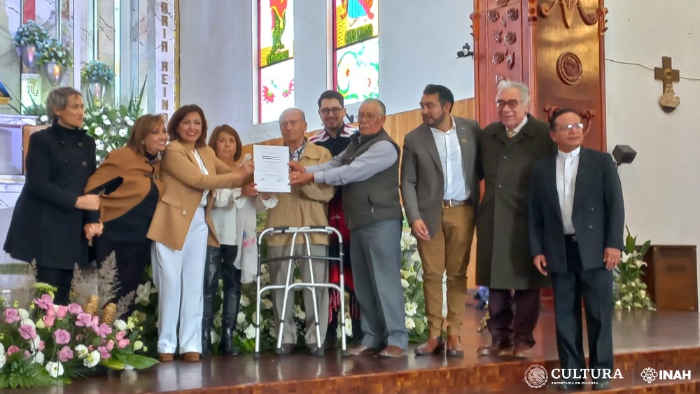 El INAH entrega constancia de registro de las alfombras y tapetes de Huamantla como Patrimonio Cultural Inmaterial de México. Foto: Centro INAH Tlaxcala.