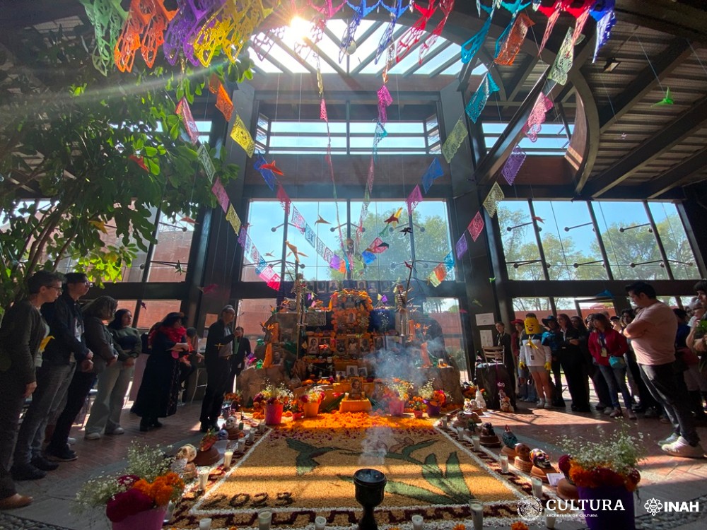 El altar se dedicó al ingeniero-geólogo, Jaime Torres Trejo (1958-2022), así como a profesores, personal que laboró en la escuela. Foto: Mauricio Marat. INAH