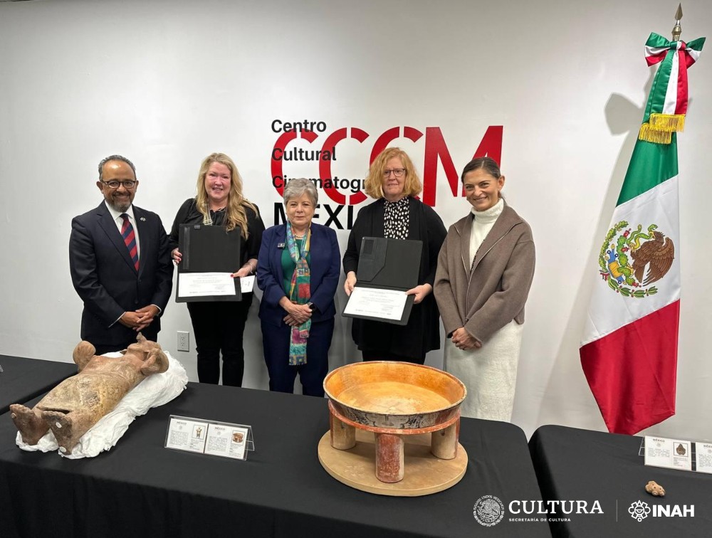 Encabeza la canciller Alicia Bárcena Ibarra la entrega de 30 piezas arqueológicas restituidas al Consulado General de México en Los Ángeles. Foto: Secretaría de Cultura.