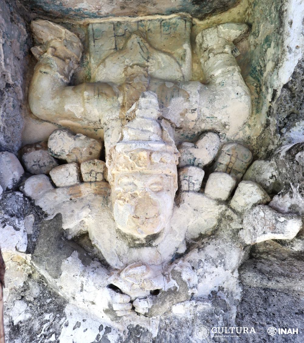 Los trabajos consistieron en tareas de limpieza, adhesión de fragmentos, relleno de huecos, resanes y reintegraciones de color. Foto: Centro INAH Yucatán.