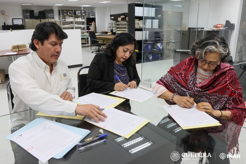 Esta tarde, autoridades del  INAH y de la empresa Fonatur Tren Maya, concretaron la entrega-recepción de 53 carpetas de archivos relativos al prospección arqueológica en las obras del Tren Maya.