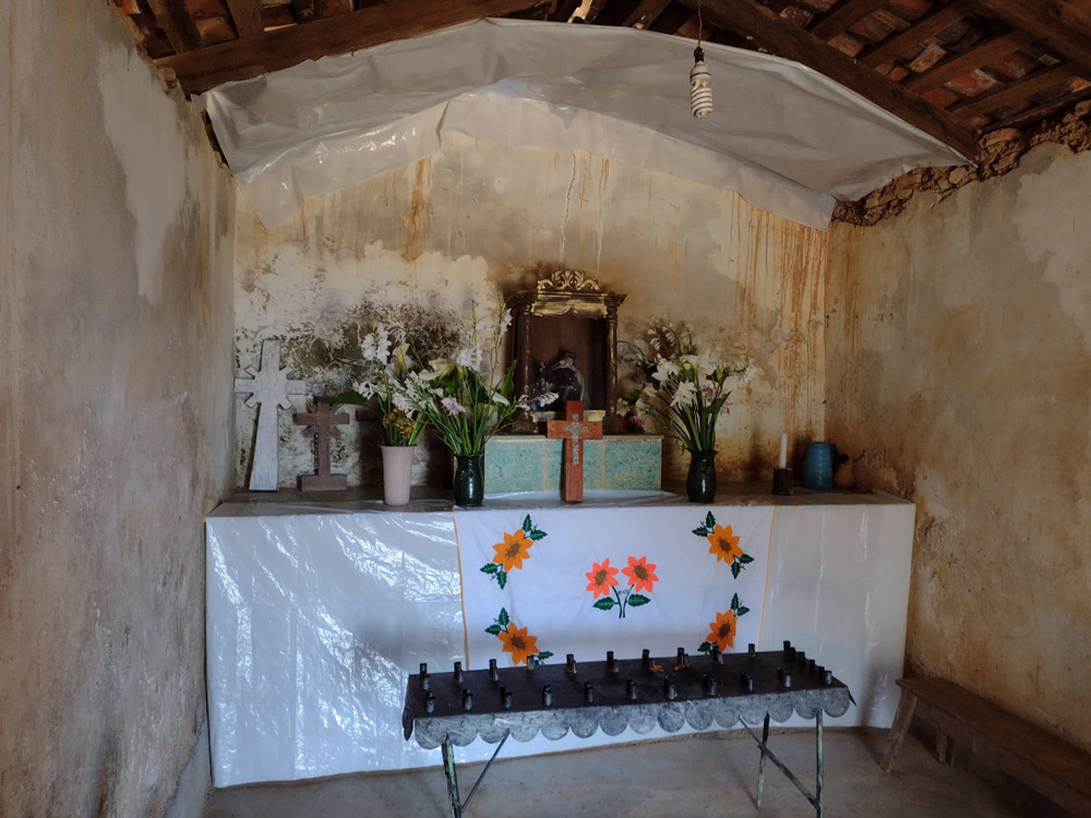 Interior de la capilla del camposanto antes de su intervención. Foto Cortesía Renata Schneider.