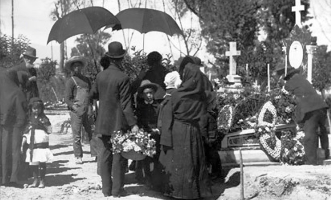 Figura 11. Día de Muertos en el Panteon de la Piedad (ca. 1910). Fototeca Nacional-INAH.