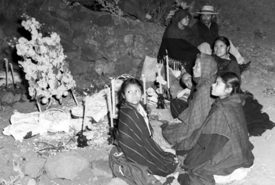 Figura 13. Día de Muertos (ca. 1940). Michoacan. Fototeca Nacional-INAH.