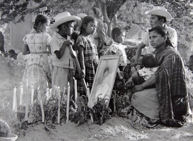 Figura 15. “La ofrenda del abuelo”. Día de Muertos, Axochiapan, Morelos (ca. 1998). Fototeca Nacional-INAH.