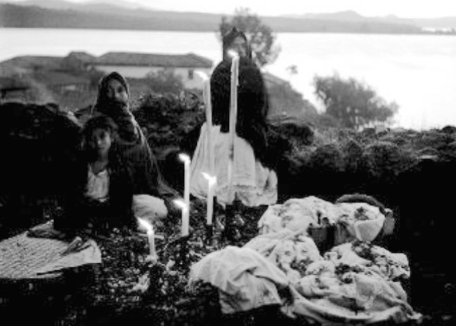 Figura 16. Noche de Muertos Janitzio, Michoacán (1950). Nacho Lopez. Fototeca Nacional-INAH.