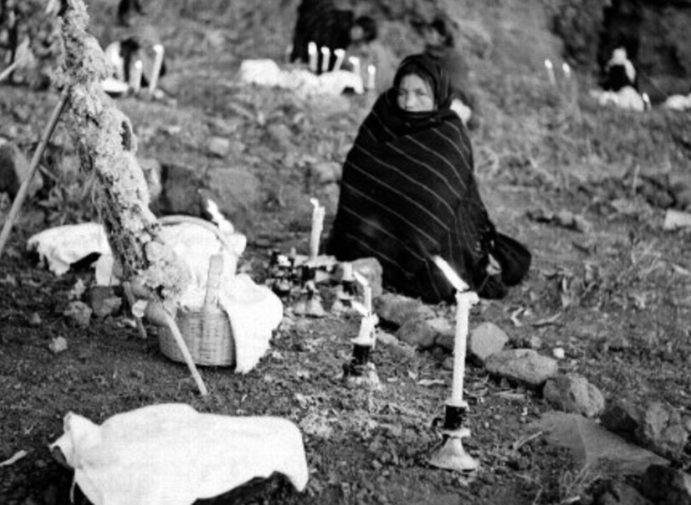 Figura 17. Mujer purépecha, Día de Muertos, Janitzio, Michoacán (ca 1950). Nacho Lopez. Fototeca Nacional-INAH.