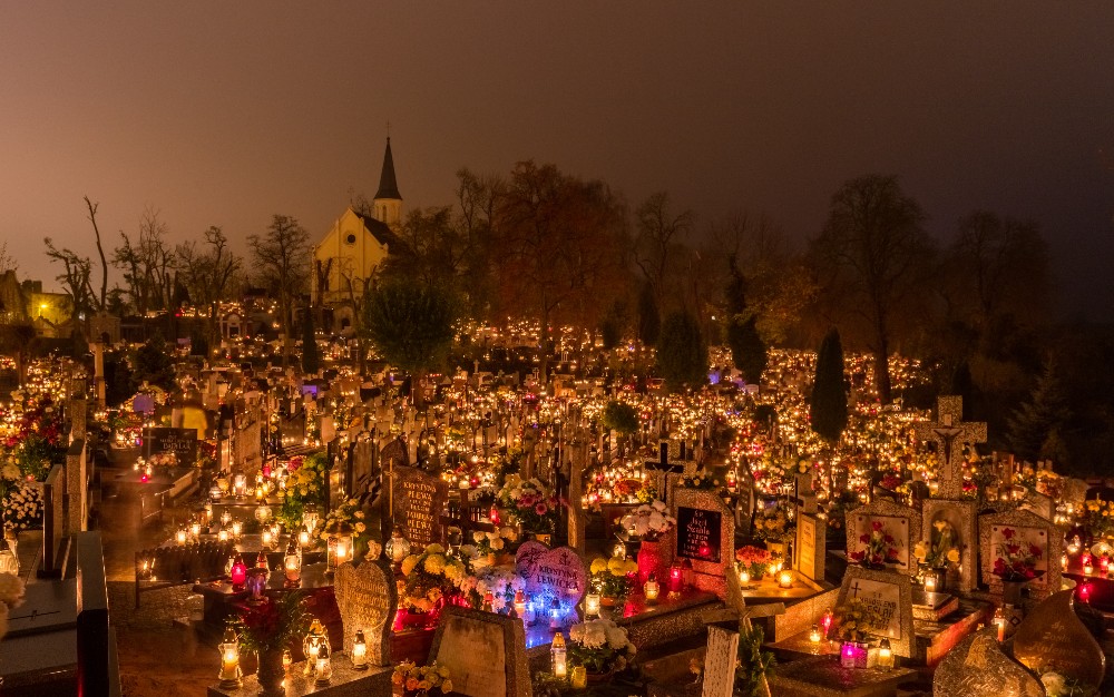 Figura 2. Celebración de Todos los Santos, cementerio de la Santa Cruz, Gniezno, Polonia. Diego Delso.