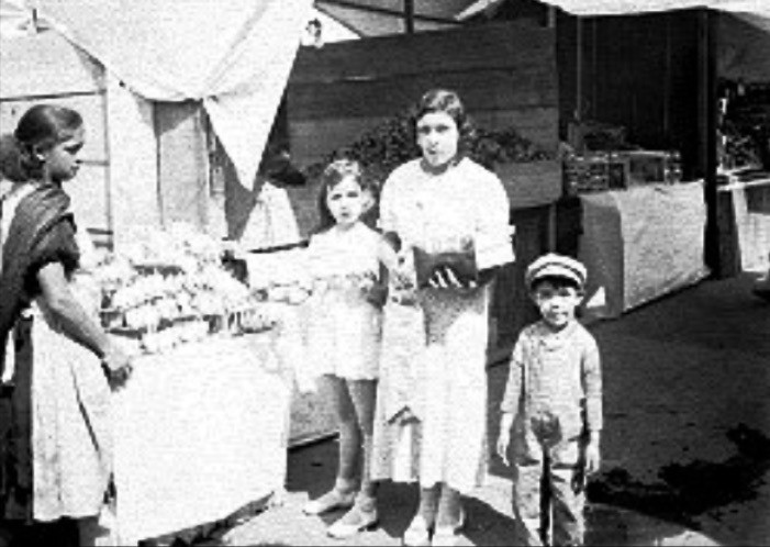 Figura 9. Puestos ambulantes del Día de Muertos (1930-1935). Fototeca Nacional-INAH.