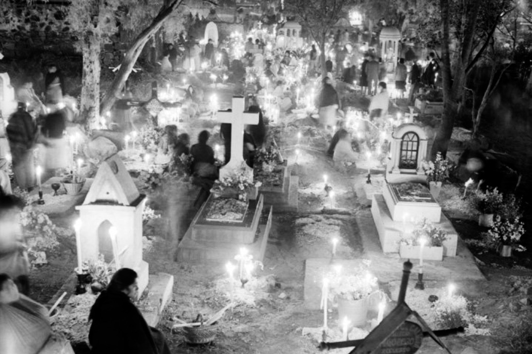 Figura 1. Día de Muertos, Ciudad de México (ca. 1950). Fototeca Nacional-INAH.