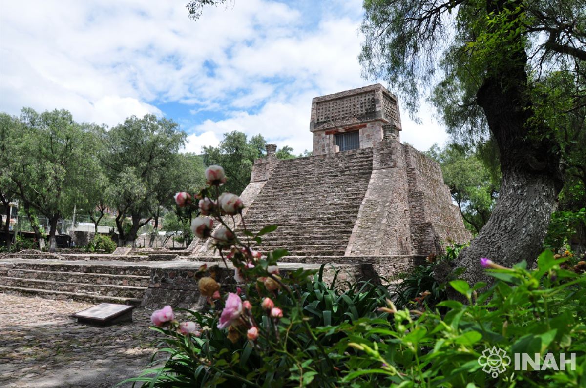 Acatitlan, "en el lugar de los carrizos"